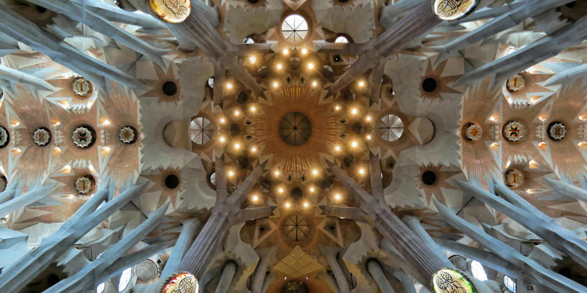 Abstract_Barcelona_Church_Blog_LucasFox