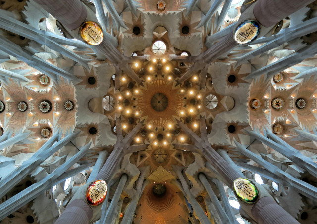 Abstract_Barcelona_Church_Blog_LucasFox