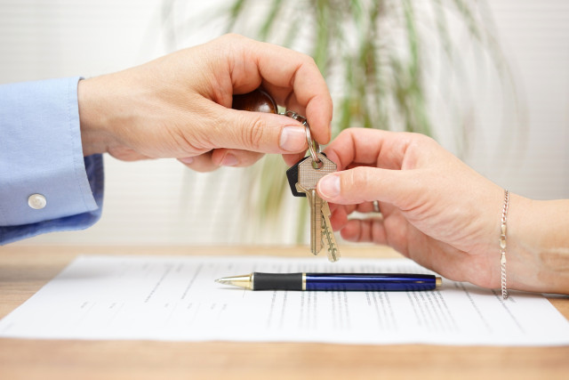 Handing-over-keys-purchase