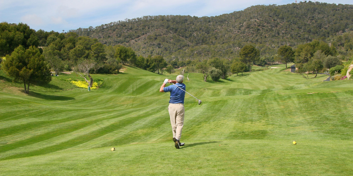 Man-golf-course-green