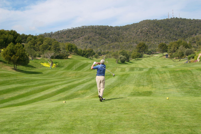 Man-golf-course-green