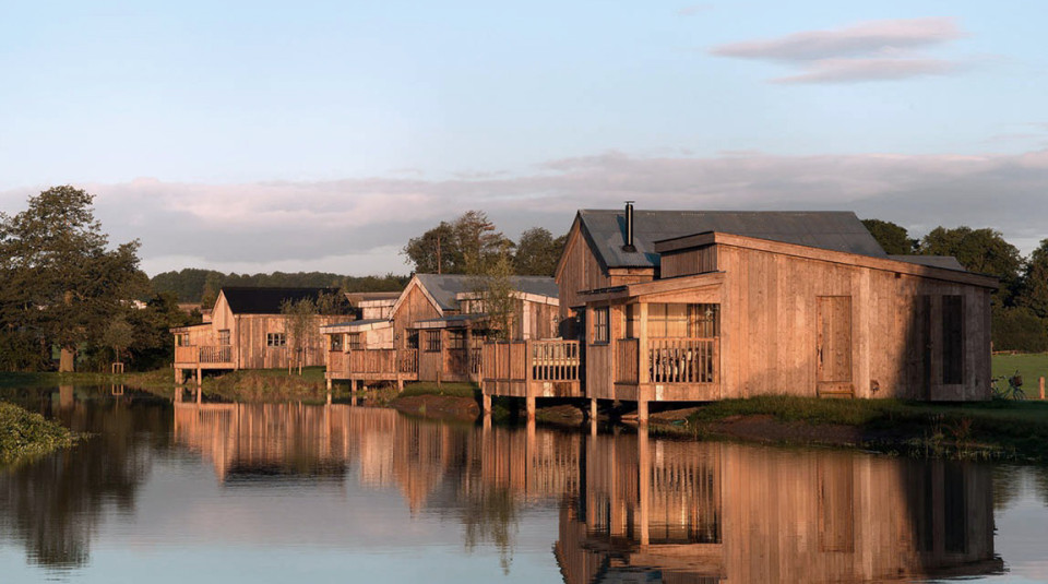 Luxury private club in the rural riverside area of Oxfordshire where we see beautiful small houses made of wood with an elegant rustic style